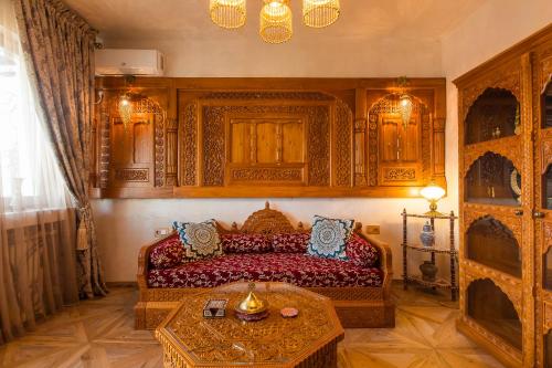 ein Schlafzimmer mit einem Bett und einem Tisch darin in der Unterkunft Hidden Gem Antique Apartment with City Views in Bukarest