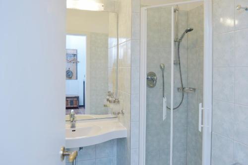 a bathroom with a shower and a sink at Gästehaus Villa Wolff in Bomlitz