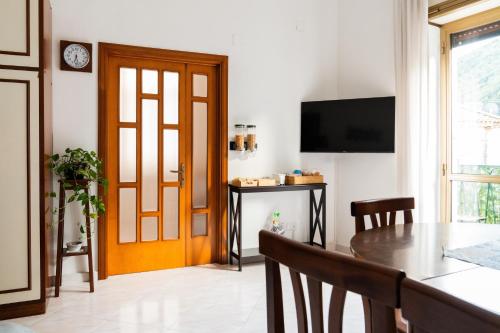 TV a/nebo společenská místnost v ubytování Reginella House Amalfi Coast