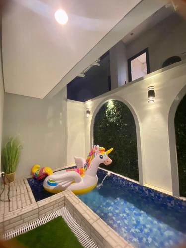 Kolam renang di atau dekat dengan Villa finna
