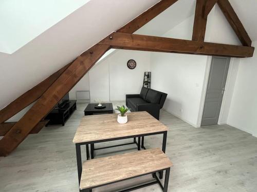 un salon avec une table et un canapé dans l'établissement Le Bois Lumineux - T2 proche de la Gare, à Cambrai