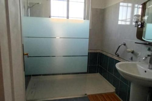 une salle de bain avec douche et lavabo dans l'établissement Appartement- étage villa - Villeneuve de la Raho, à Villeneuve-de-la-Raho