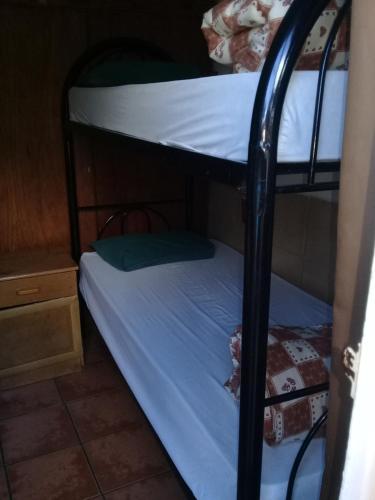 Una cama o camas en una habitación de Accoustix Backpackers Hostel