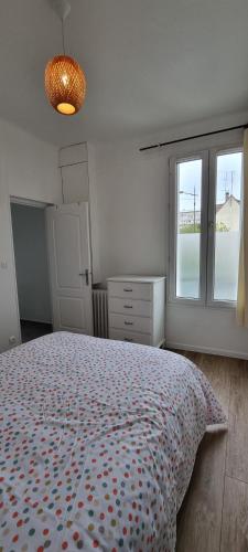 - une chambre avec un lit doté d'une couverture en point de polka dans l'établissement Superbe maisonette avec parking privé à Villejuif, à Villejuif