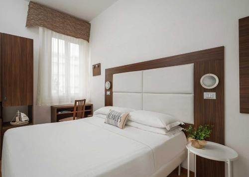 Una cama o camas en una habitación de מלון ארתור על החוף