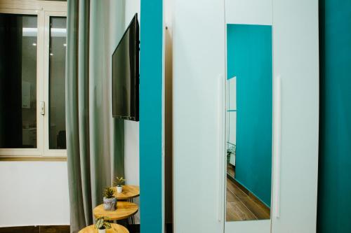 una stanza con tavolo e specchio di Chiaia Exclusive Apartment a Napoli