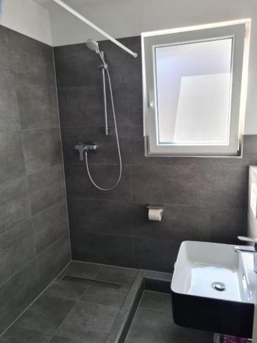 Bilik mandi di City-Apartment, Zentral, Krefeld & Netflix