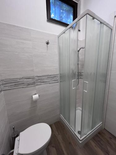a bathroom with a toilet and a shower at Nonna Concetta B&B Nocera - Vicino Tribunale di Nocera - Ristrutturato 2022 in Nocera Inferiore