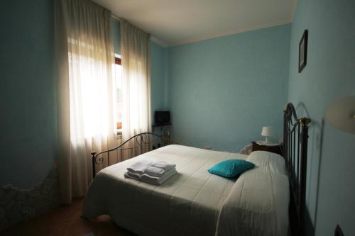 a bedroom with a bed with towels on it at Case Vacanza Fiocchi in Arrone