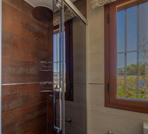 W łazience z oknem znajduje się przeszklony prysznic. w obiekcie RentitSpain Grand Luxury Villa Piscina & Jacuzzi Granada w mieście Albolote