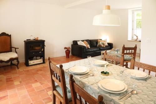 un salon avec une table, des chaises et un canapé dans l'établissement Le Jardin d'Aimee by La boite en Plus, à Villers-Saint-Frambourg