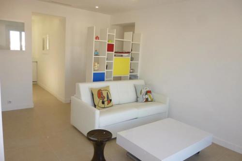 - un salon avec un canapé blanc et un tabouret dans l'établissement REF 990 - Cannes Center - Apartment for rent, à Cannes
