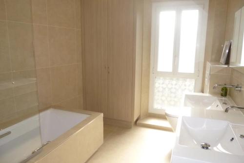 une salle de bain avec une baignoire, des toilettes et un lavabo dans l'établissement REF 990 - Cannes Center - Apartment for rent, à Cannes