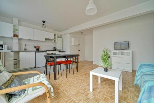 une cuisine et un salon avec une table et des chaises dans l'établissement Bright apartment close to tourist attractions, à Saint-Ouen