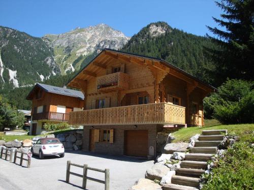 a building with a car parked in front of it at Chalet calme 8 pers, 2 chambres, WiFi, parking privé - FR-1-464-39 in Pralognan-la-Vanoise