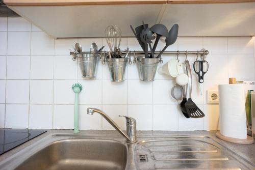 encimera de cocina con fregadero y utensilios en la pared en Modern 3 Bedroom Apartment in City Center, en Viena