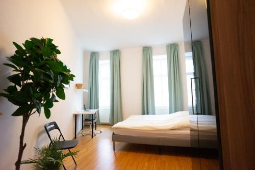 Un dormitorio con una cama y una planta en maceta. en Modern 3 Bedroom Apartment in City Center, en Viena