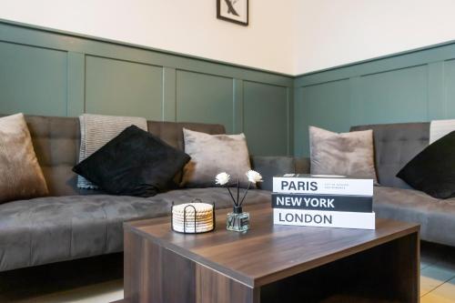 a living room with a couch and a table at St Albans Centre Home - 4BR - 2 FREE parking in St. Albans