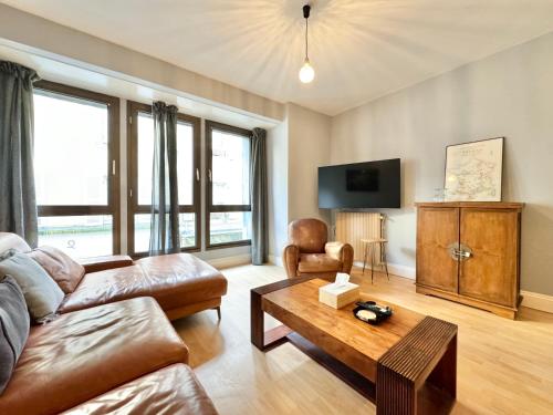 un salon avec un canapé et une table basse dans l'établissement Le Gueodet - T3 en plein Centre, à Quimper