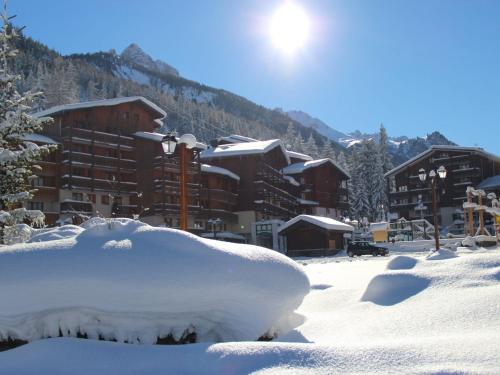 un tas de neige devant un lodge de ski dans l'établissement Studio cosy pour 4 au coeur de Valfréjus - FR-1-265-235, à Valfréjus