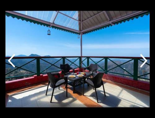 Balkón nebo terasa v ubytování VEENU'S COTTAGE-views heater bonfire barbeque wifi MUSSOORIE