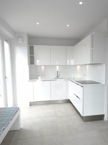 une cuisine blanche avec des armoires blanches et un évier dans l'établissement REF 945 - Cannes Center - Apartment for rent, à Cannes