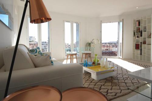un salon avec un canapé et une table dans l'établissement REF 945 - Cannes Center - Apartment for rent, à Cannes