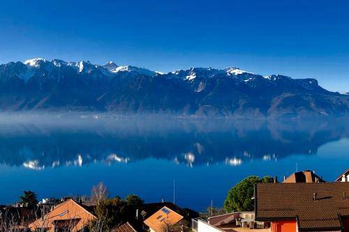una vista del lago con montañas en el fondo en View Magnifique Lac Léman - Chardonne, en Chardonne