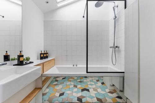 Ένα μπάνιο στο St Albans Centre Home - 4BR - 2 FREE parking