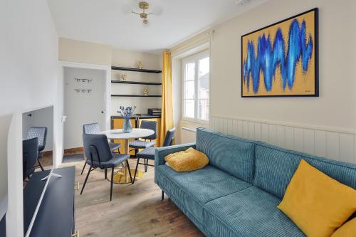 un salon avec un canapé et une table dans l'établissement Nouveau - Jolie Pépite Le Rabelais, à Nantes