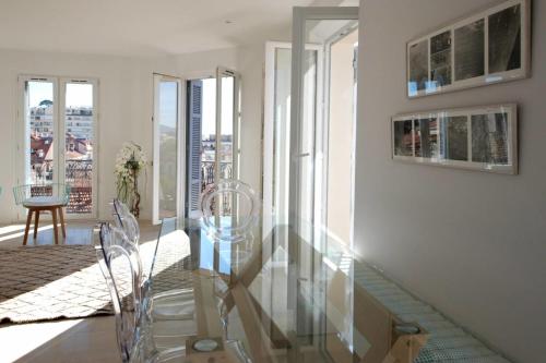 une table et des chaises en verre dans une chambre avec vue dans l'établissement REF 945 - Cannes Center - Apartment for rent, à Cannes