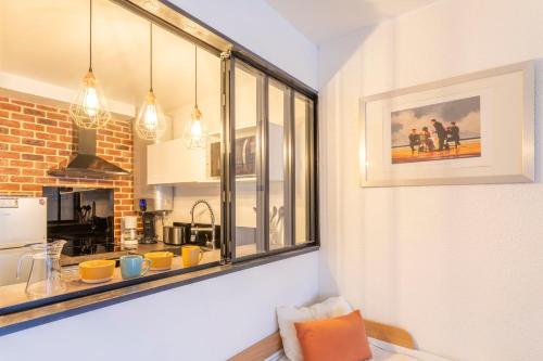 - une cuisine avec un comptoir et une fenêtre dans une pièce dans l'établissement Studio Argonautes - Welkeys, à Bandol