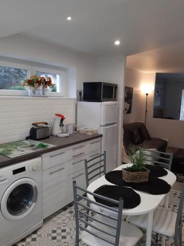 une cuisine avec une table et une cuisine avec une cuisinière et un four micro-ondes dans l'établissement Othello Studio, à Souillac