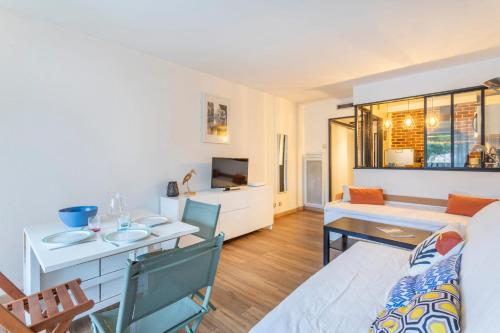 un salon avec un canapé et une table dans l'établissement Studio Argonautes - Welkeys, à Bandol