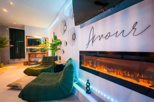 Posezení v ubytování SERENITY Suite - Love room