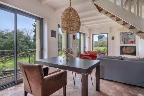 une salle à manger avec une table et un canapé dans l'établissement Séjour de rêve à Arzon, à Arzon