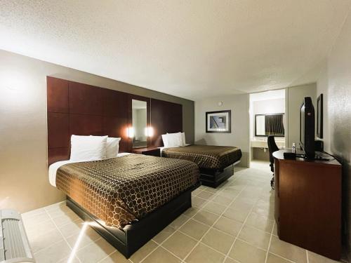 Кровать или кровати в номере Budgetel Inn - Phenix City