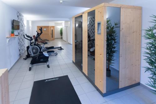 a room with a gym with exercise equipment in it at Hotel Münnich in Münster
