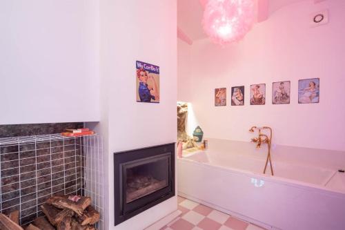 łazienka z wanną i kominkiem w obiekcie La Suite Años 50 La casa Barbie Bañera, chimenea w mieście Corcubión