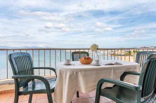 a table and chairs on a balcony with a view of the ocean at Apartamento Blaucel in L'Escala