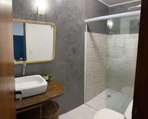 a bathroom with a sink and a shower at Casa no Centro da Ilhabela - Vila - SP in Ilhabela