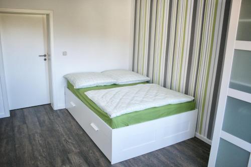 ein kleines Schlafzimmer mit einem Bett in einem Zimmer in der Unterkunft Ferienhaus Drewitz (EOC-FUP 07/2017) in Drewitz