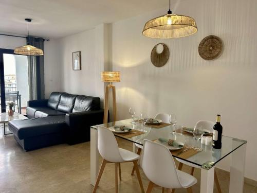 Posezení v ubytování 2105-Apt 2 bedrooms, on the beach, port view, pool