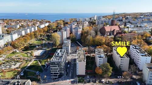 Une image d'une ville avec un signe de sourire dans l'établissement SmileApartment - apartament w sercu Gdyni, à Gdynia