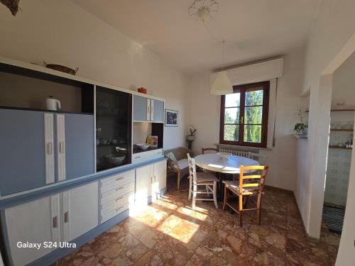 Una cocina con una mesa y un comedor. en Podere Ponticini, en Siena