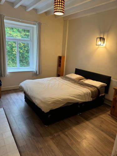 En eller flere senge i et værelse på Llangollen cosy apartment & Double room in cottage