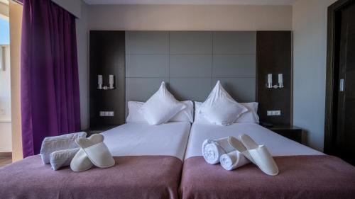 a bedroom with a large white bed with two pillows at Pato Amarillo in Punta Umbría