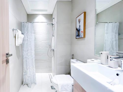 Ένα μπάνιο στο Studio in Azizi Riviera Comfort and Convenience