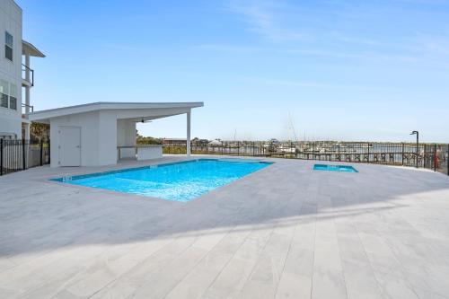 een zwembad op het dak van een gebouw bij Waters Edge at Cortez in St. Augustine