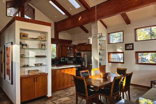 Dapur atau dapur kecil di Lakeview Hideaway